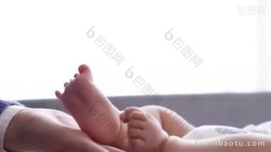 4K宝妈将宝宝的脚捧在手心里